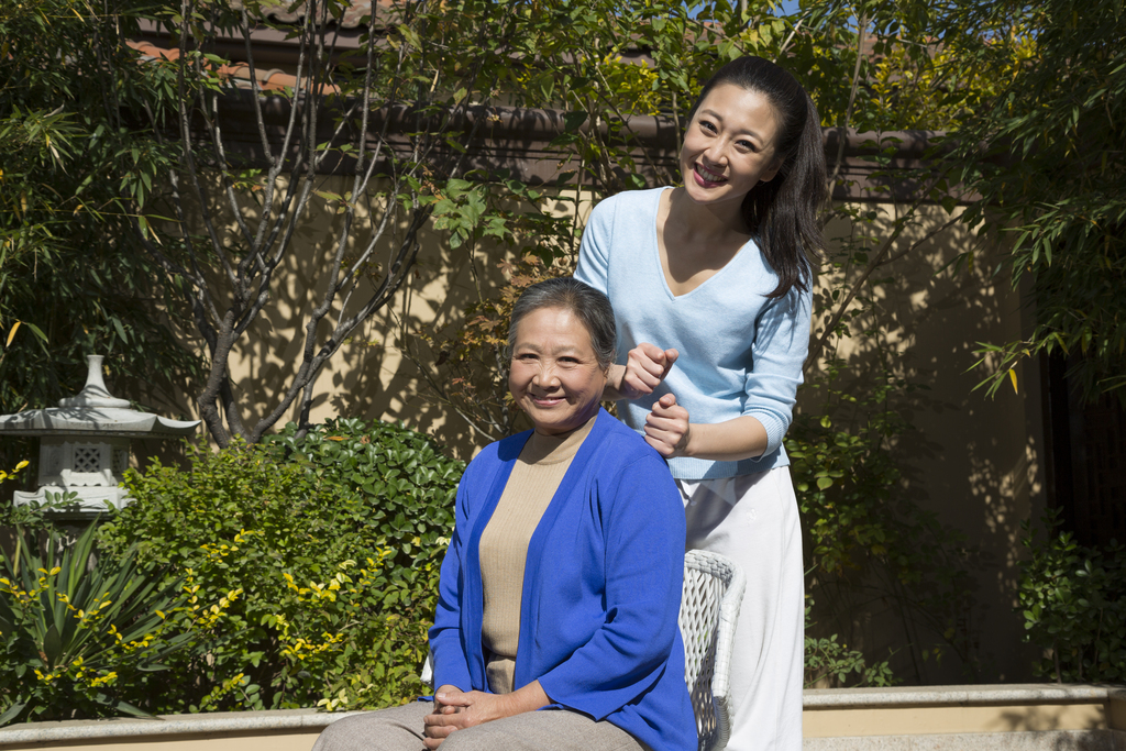 年轻女人和老年女人在院子里