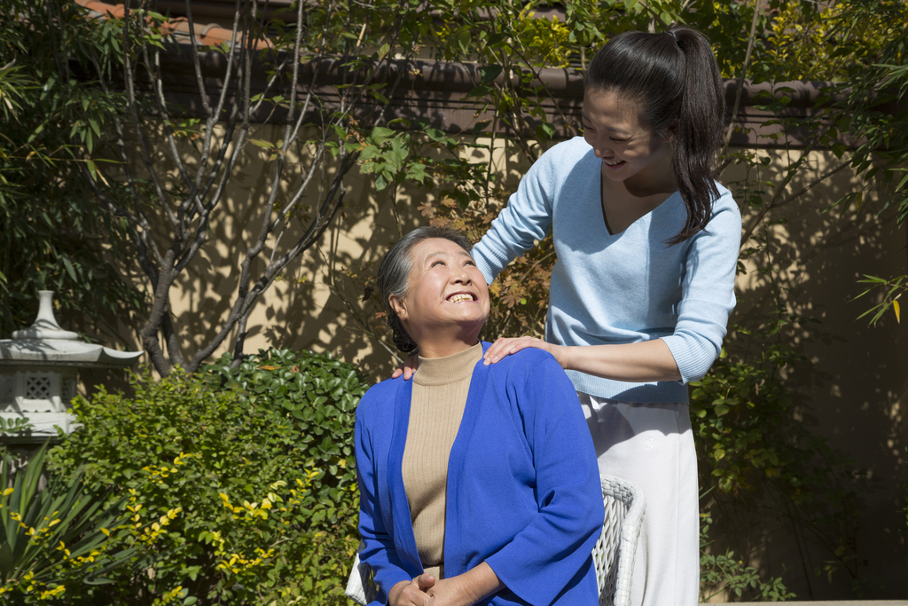 年轻女人和老年女人在院子里