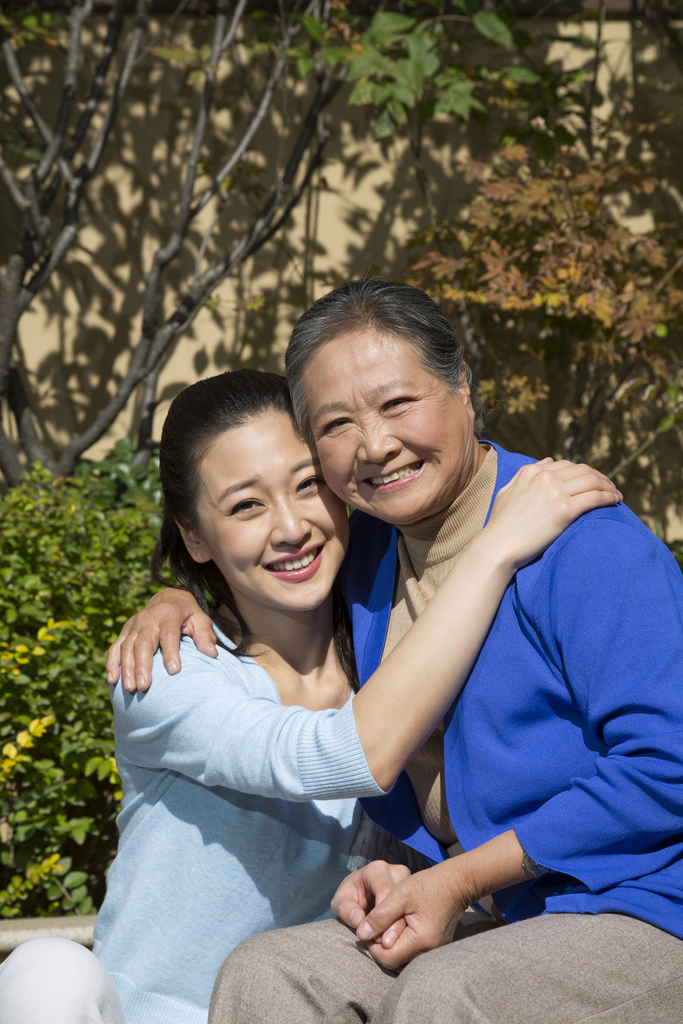 年轻女人和老年女人在院子里