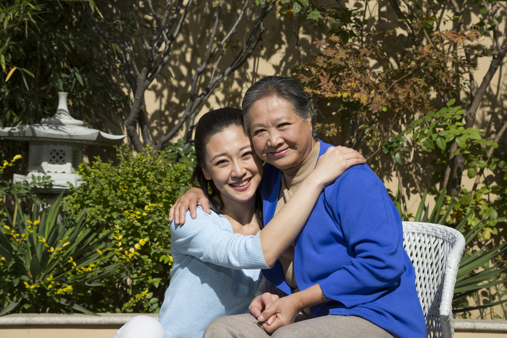 年轻女人和老年女人在院子里