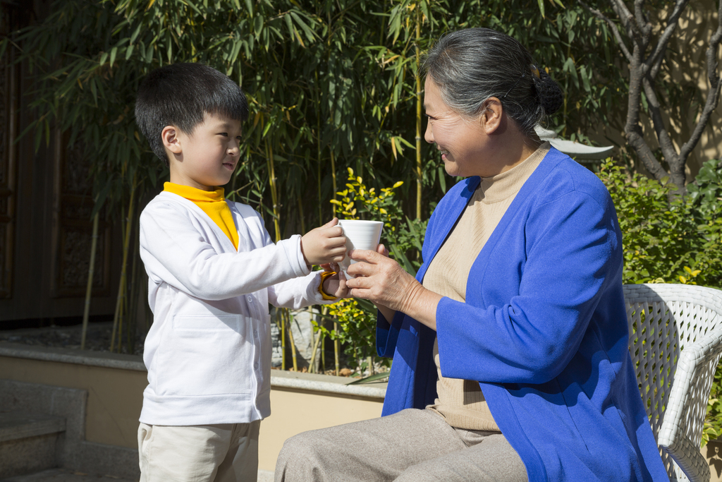 孙子给奶奶端茶图片