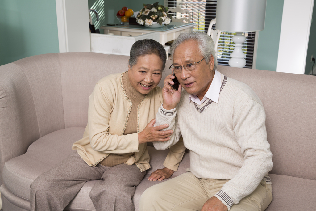 老年夫妻在客厅里