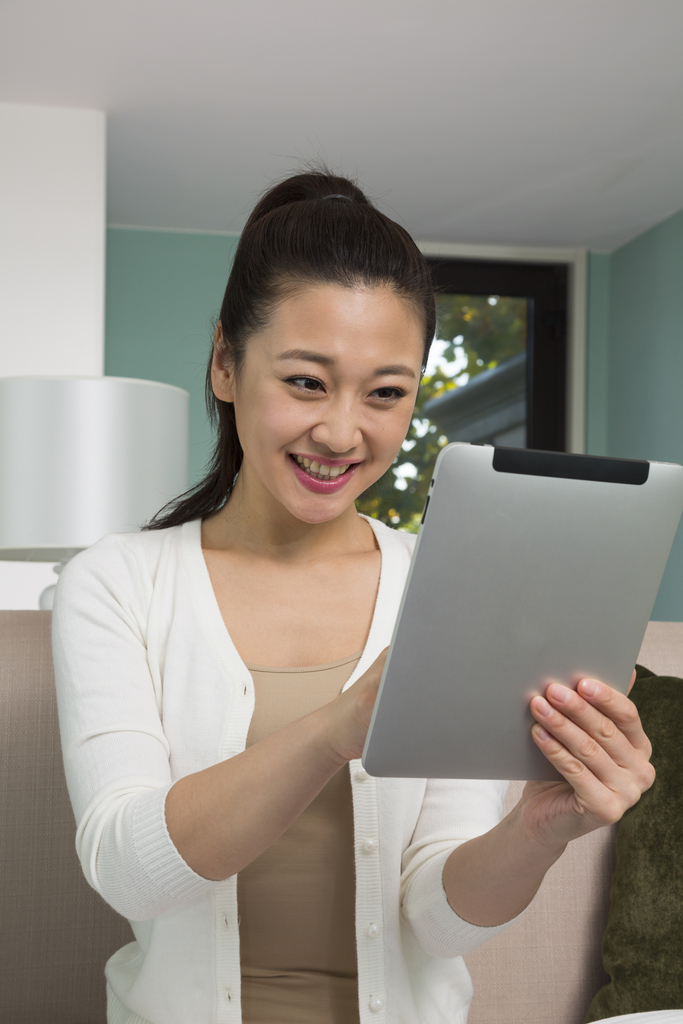 年轻女人在客厅里