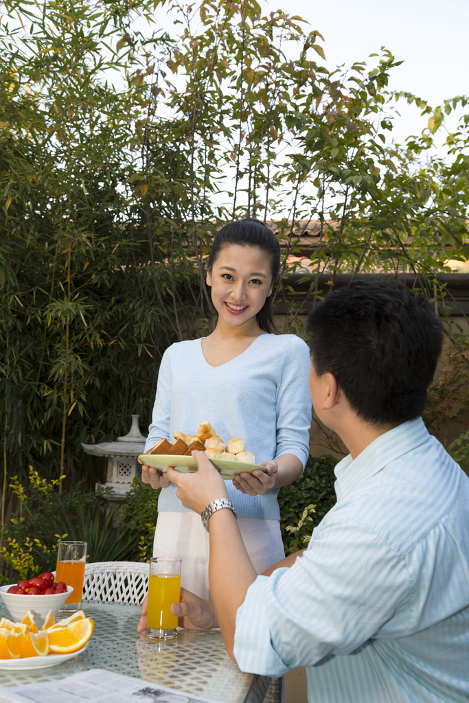 夫妻在院子里吃早餐