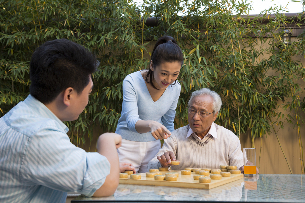 父子在院子里下棋