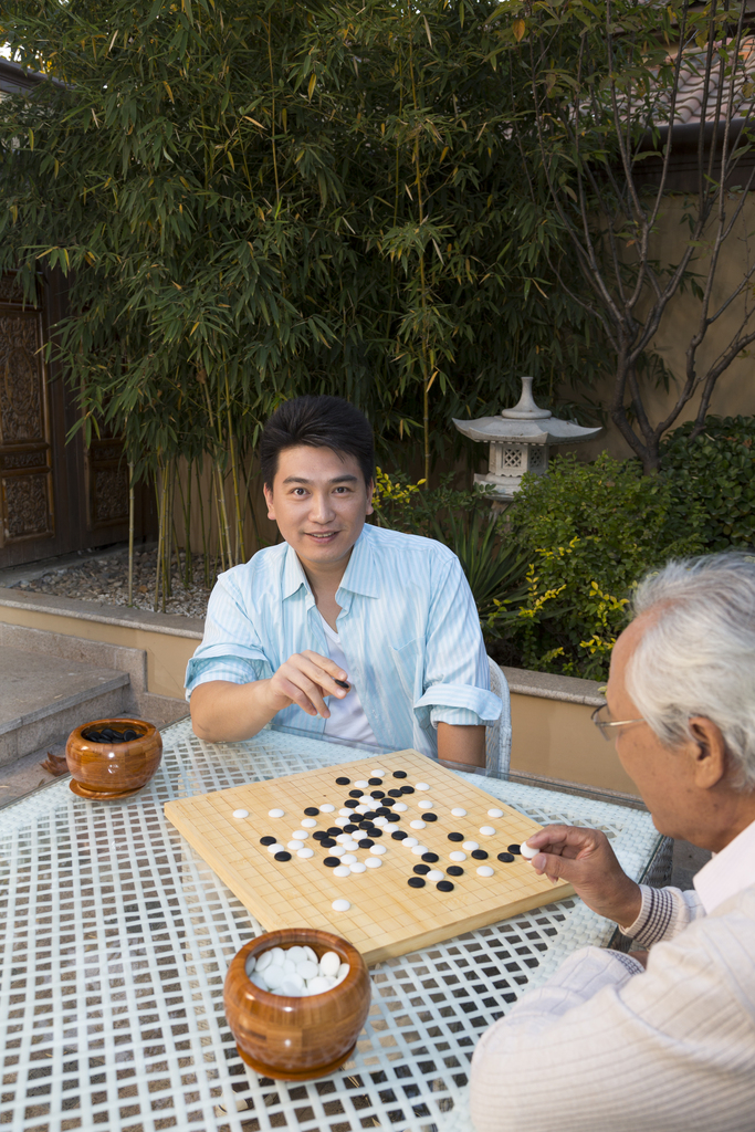 父子在院子里下棋图片