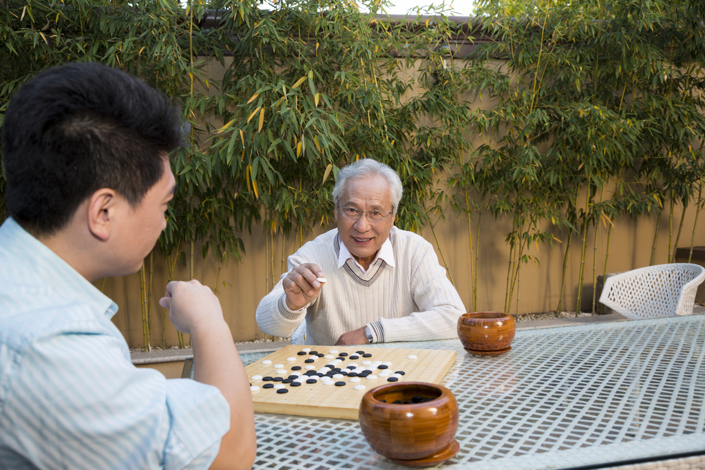 父子在院子里下棋