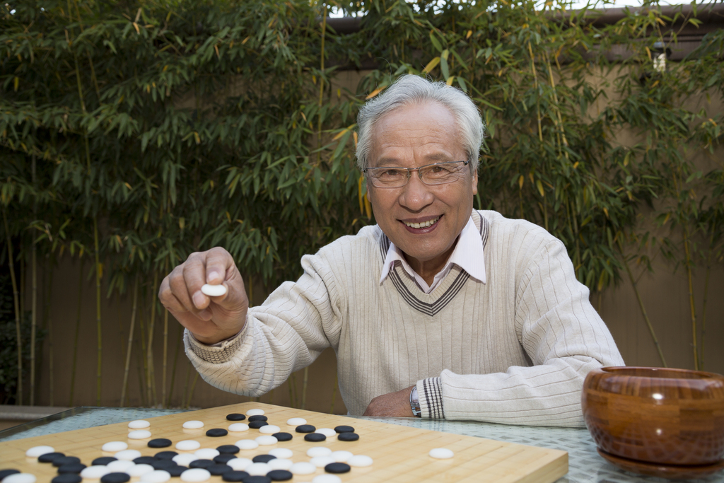 父子在院子里下棋