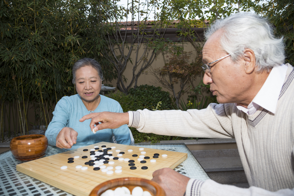 老年夫妻在院子里下棋