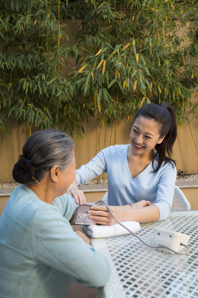 年轻女人给老年女人量血压图片