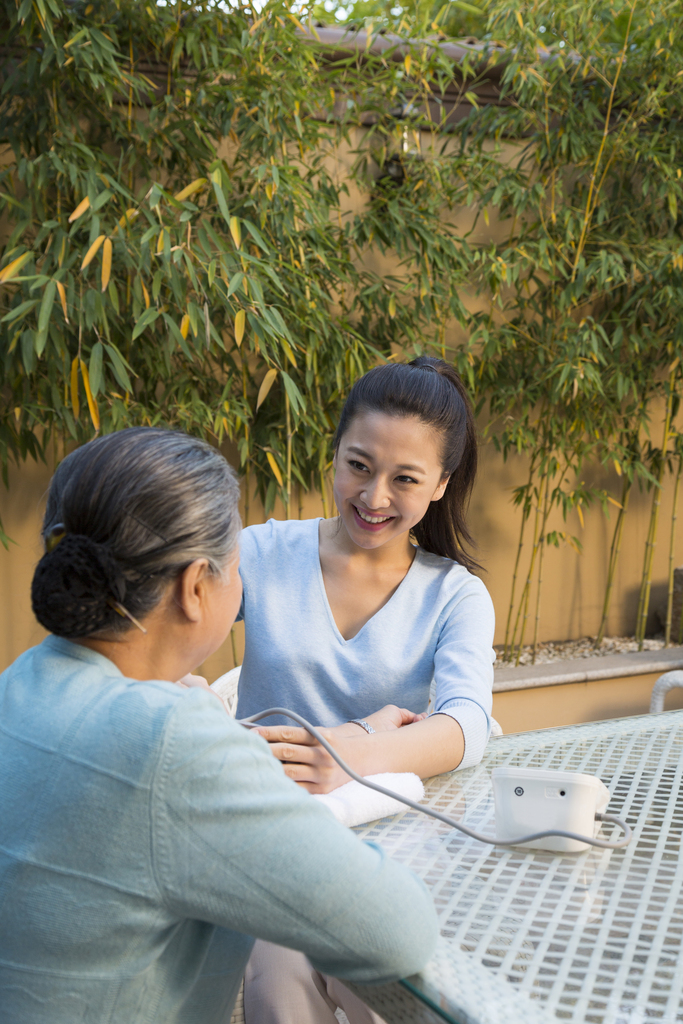 年轻女人给老年女人量血压图片