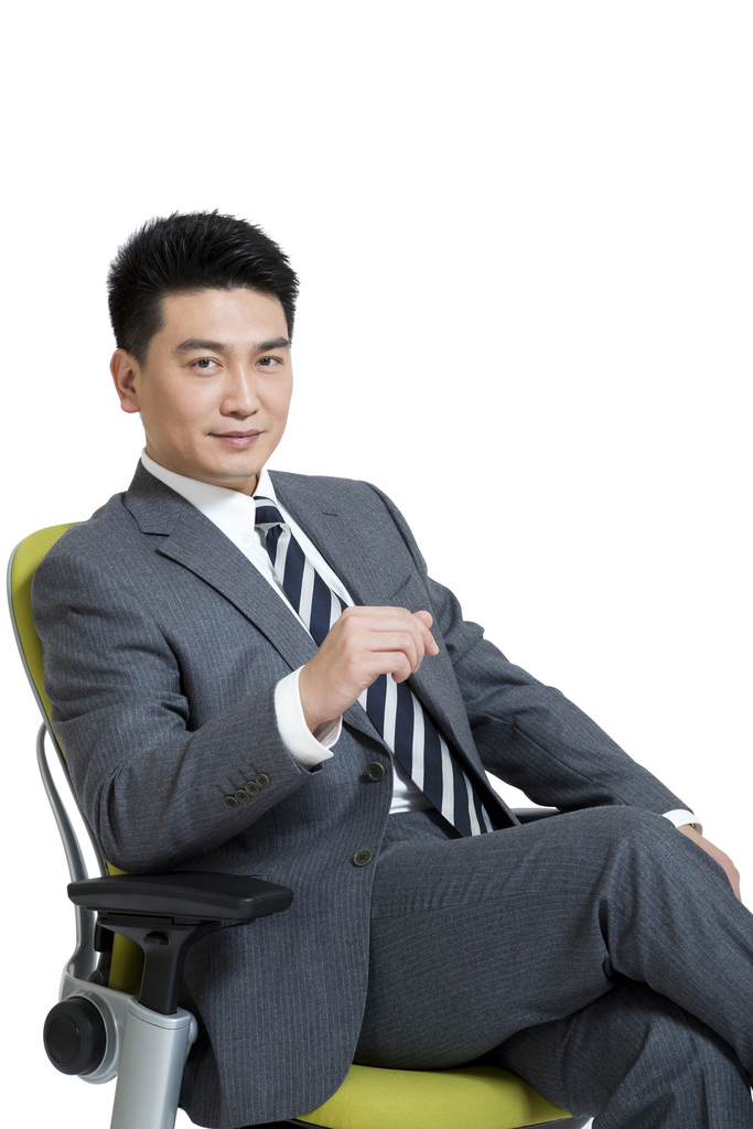 棚拍中年商务男士坐办公椅图片
