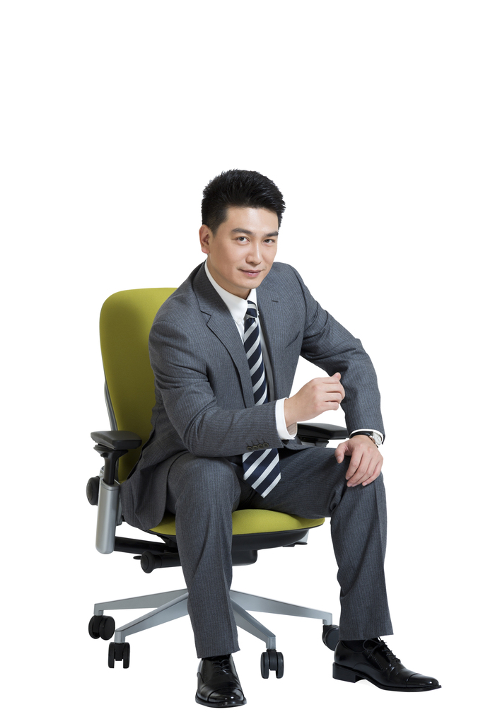 棚拍中年商务男士坐办公椅图片