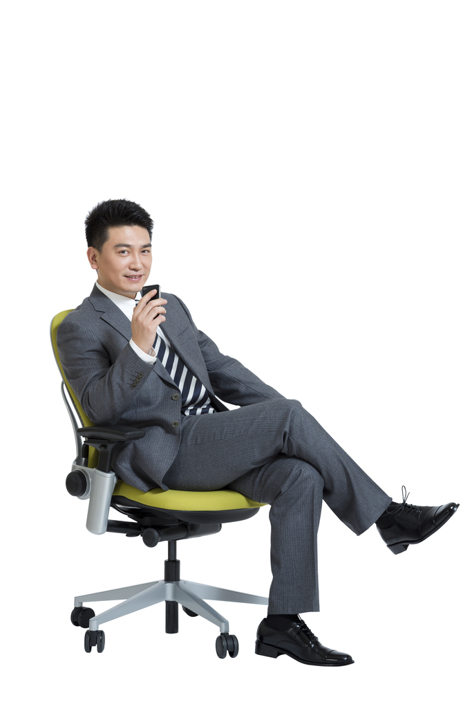 棚拍中年商务男士坐办公椅打手机图片