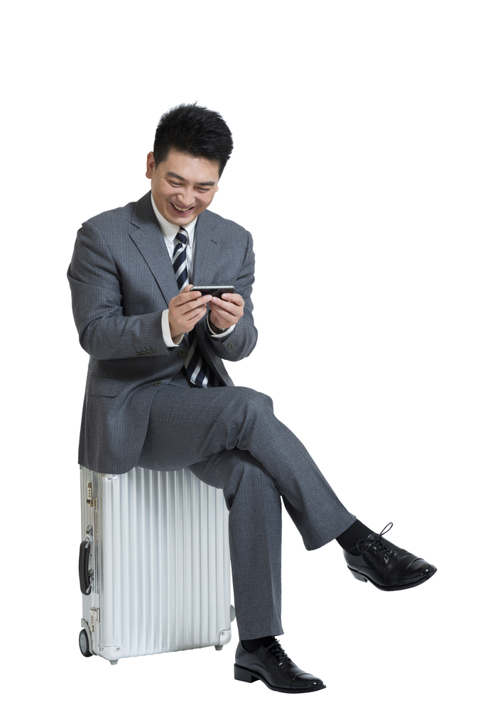 棚拍商务旅行的中年男士打手机