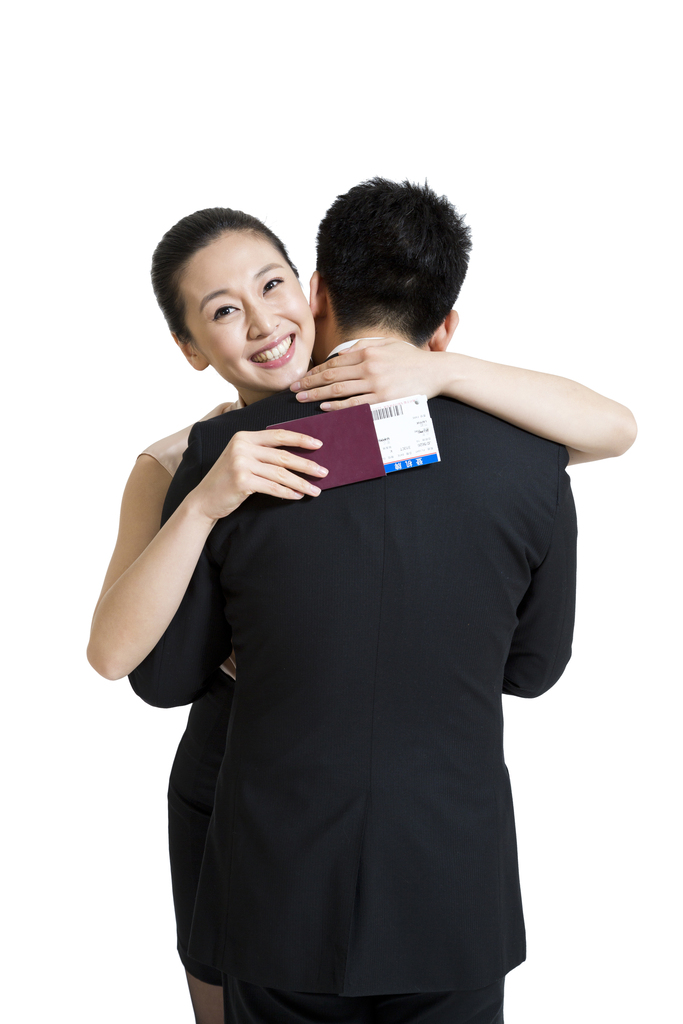 棚拍年轻夫妇拥抱送行