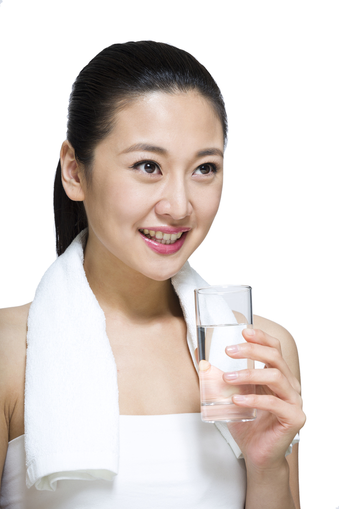 棚拍年轻女人喝水