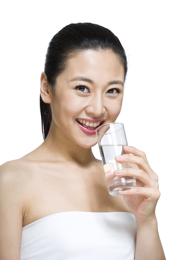 棚拍年轻女人喝水