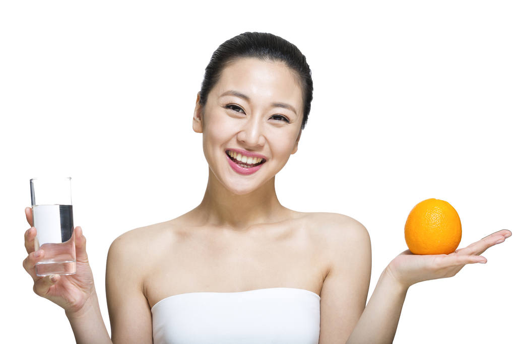 棚拍年轻女人和水果
