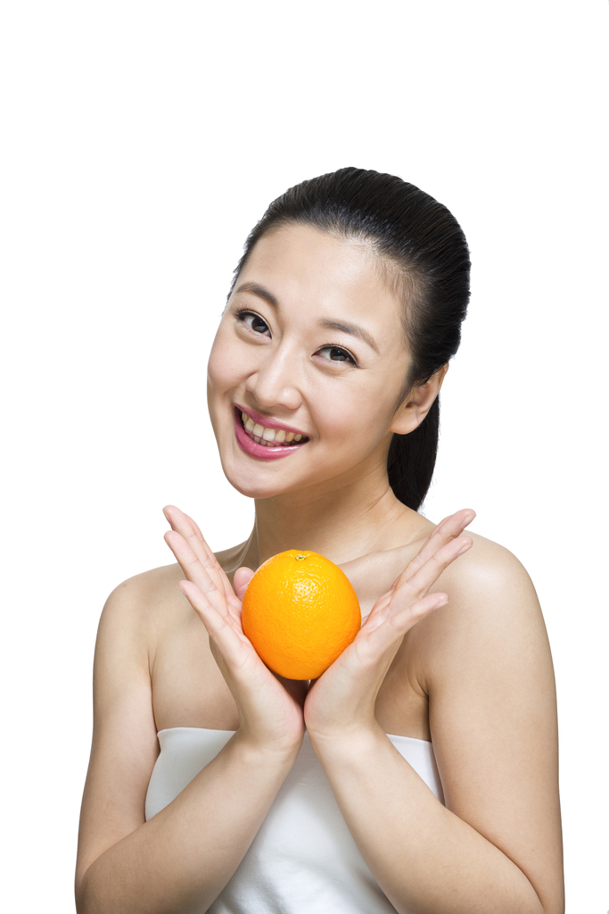棚拍年轻女人和水果