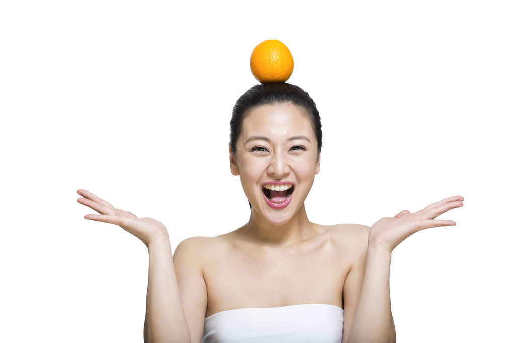 棚拍年轻女人和水果