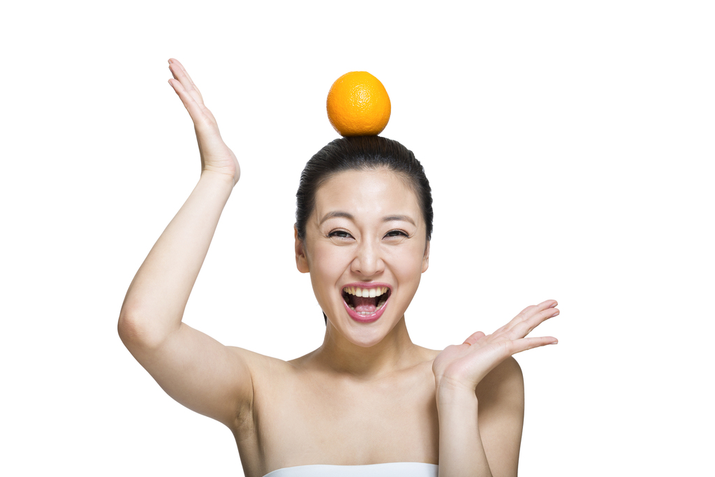 棚拍年轻女人和水果