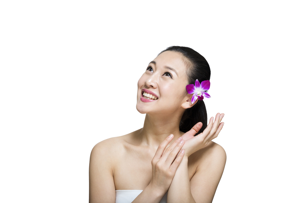 棚拍戴兰花的年轻女人