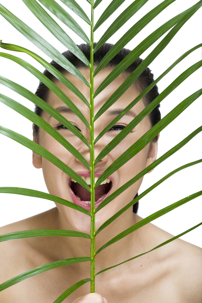 棚拍年轻女人和绿叶