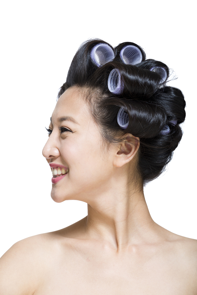 棚拍戴卷发棒的年轻女人