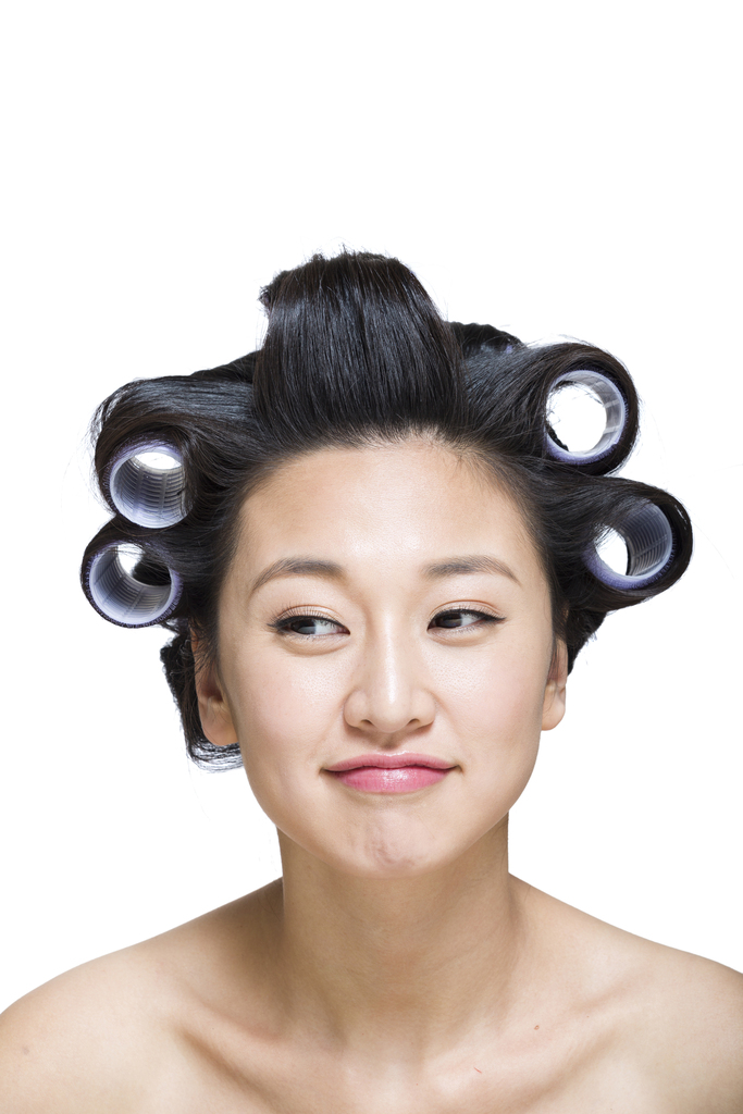 棚拍戴卷发棒的年轻女人