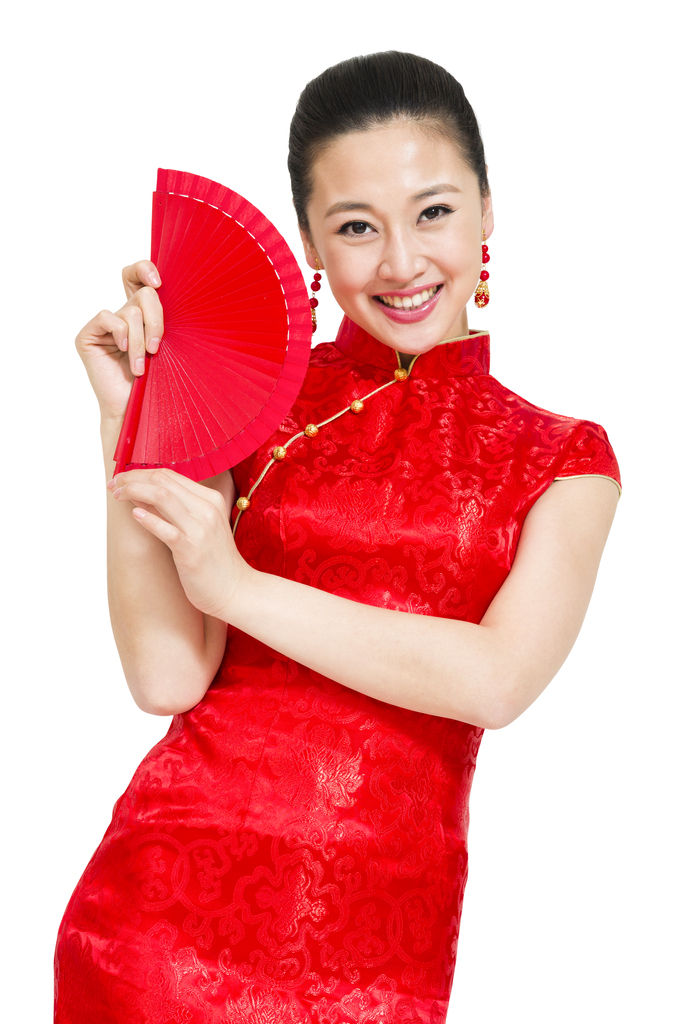 棚拍穿红色旗袍的年轻女人拿扇子