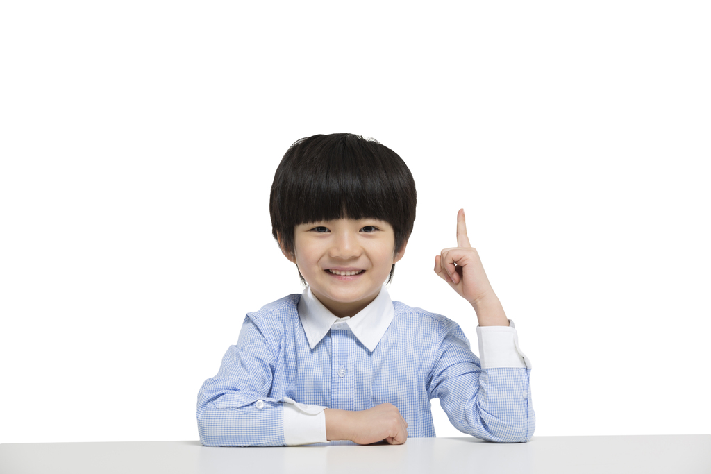 小男孩坐在书桌前