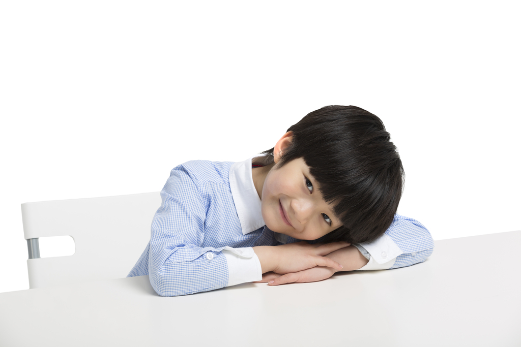 小男孩趴在书桌上