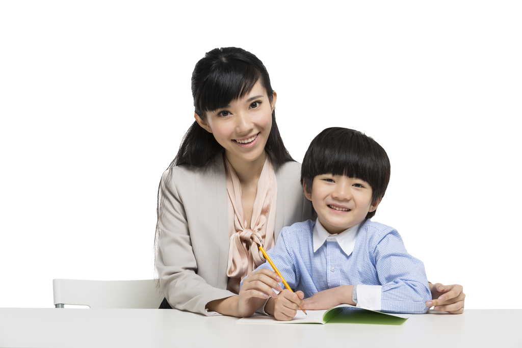 女教师辅导小男生学习