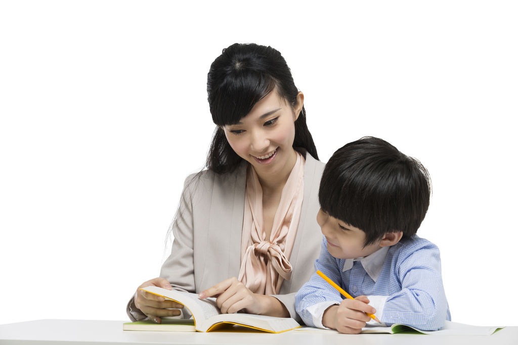 女教师辅导小男生学习图片