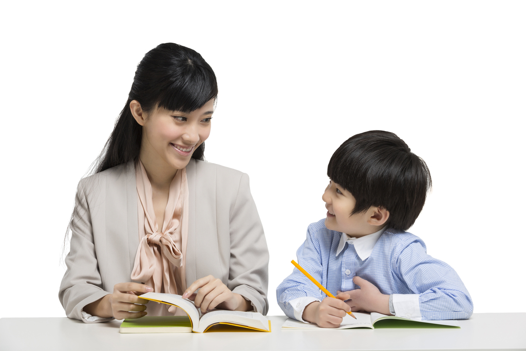 女教师辅导小男生学习图片