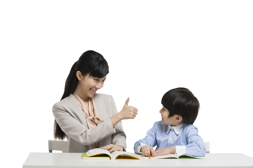 女教师辅导小男生学习图片