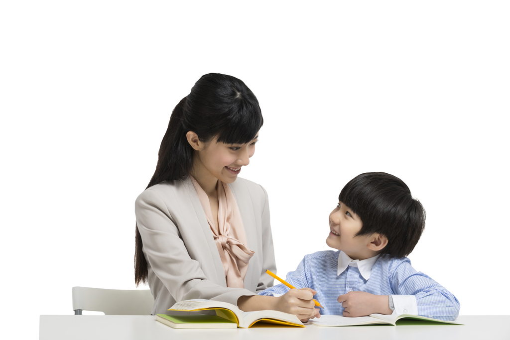 女教师辅导小男生学习图片