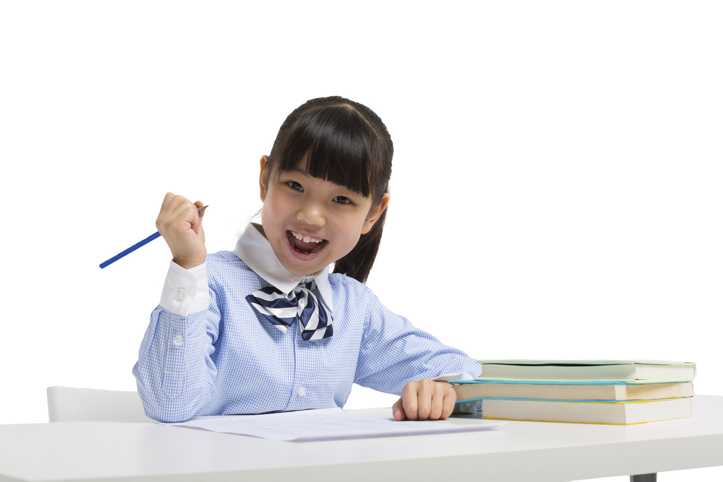 小女孩写作业