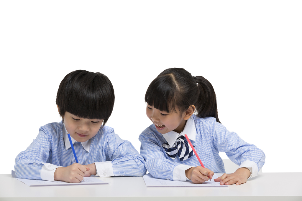 两个小学生在认真学习图片