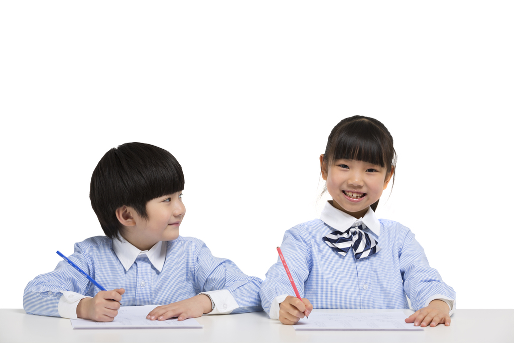 两个小学生在认真学习图片