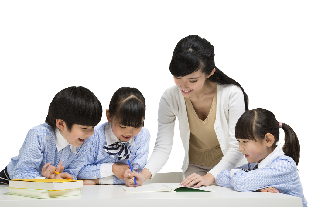 年轻女老师辅导小学生写作业图片