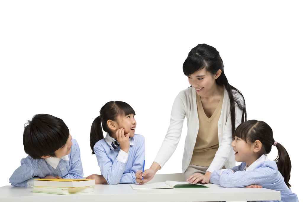 年轻女老师辅导小学生写作业图片