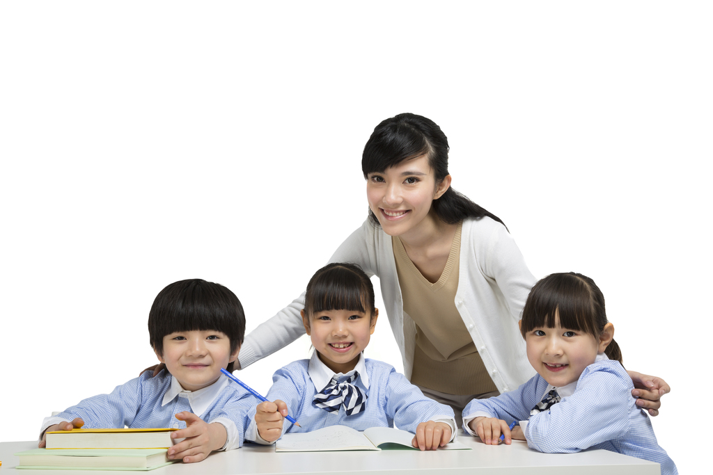 年轻女老师辅导小学生写作业图片