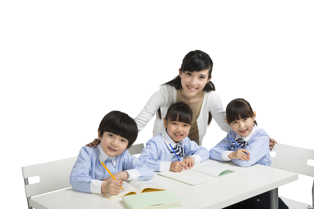 年轻女老师辅导小学生写作业图片