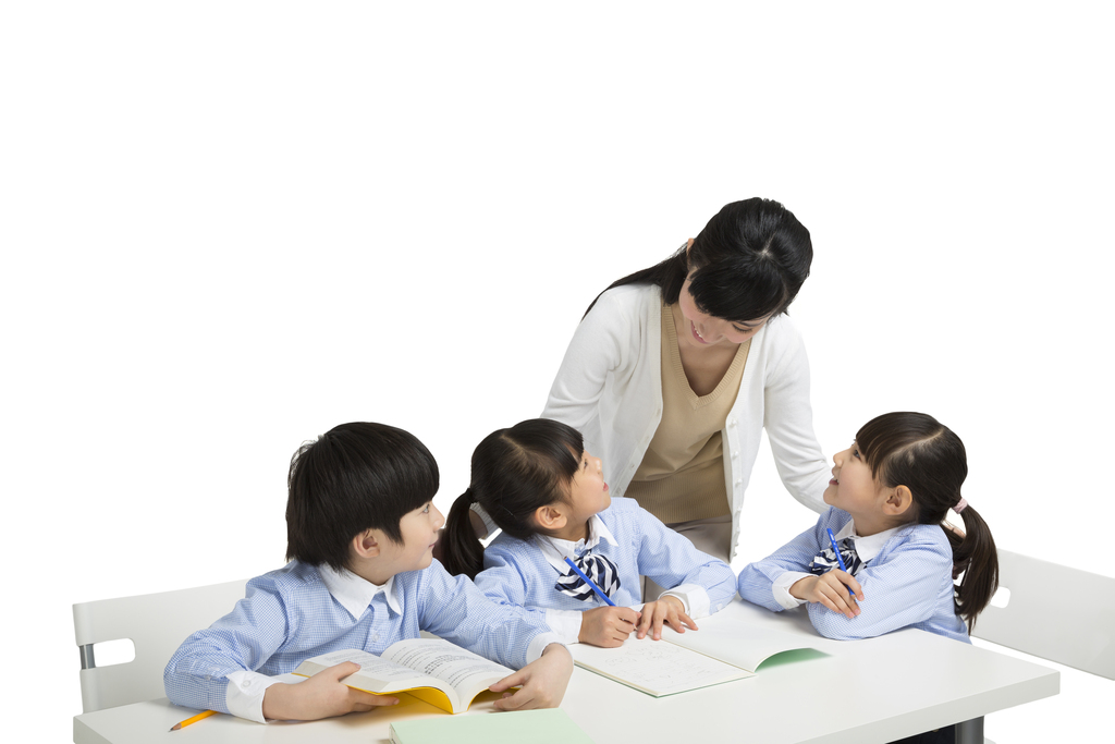 年轻女老师辅导小学生写作业图片