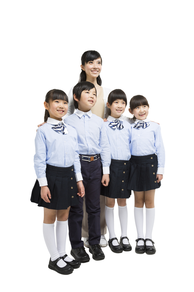 小学生和年轻女老师合影