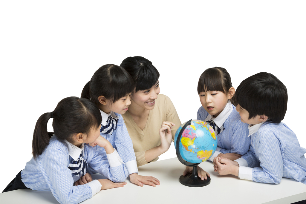 小学生和年轻女老师研究地球仪图片