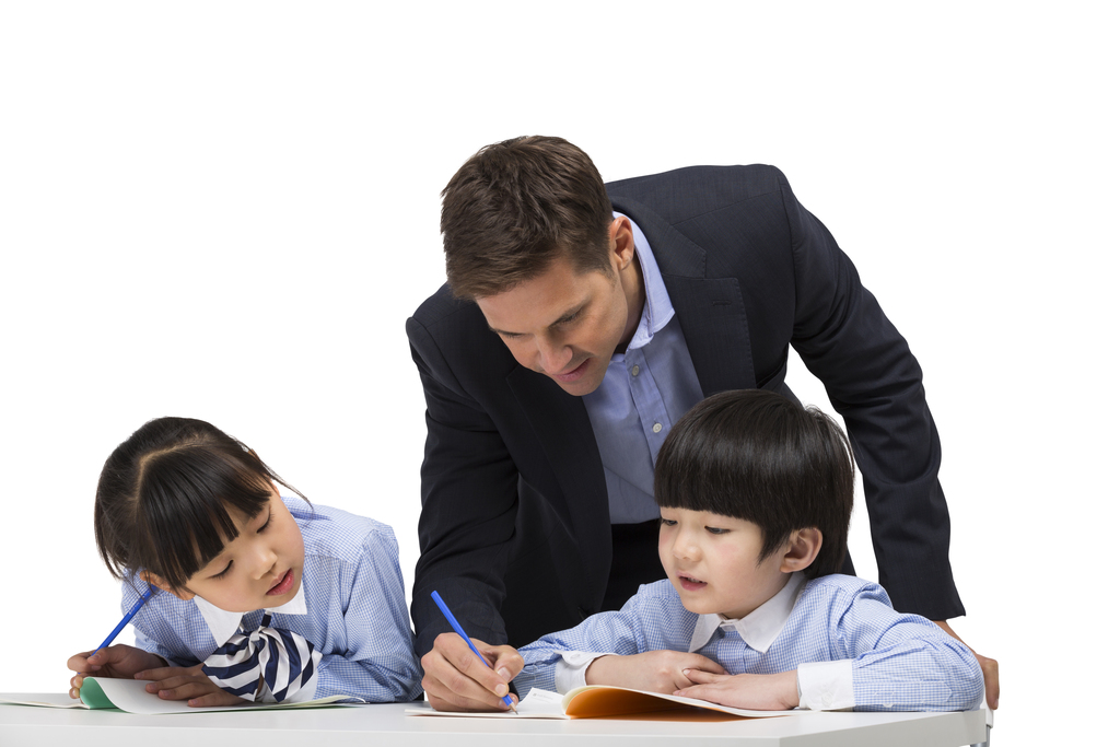 外教男老师辅导小学生学习图片