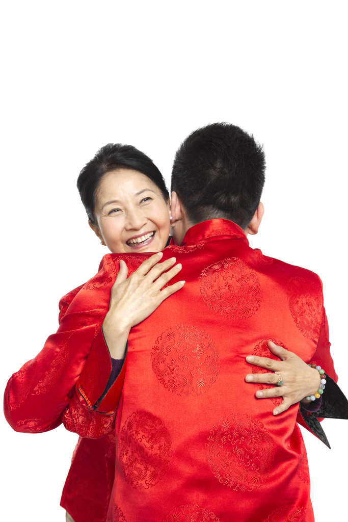 棚拍中国新年唐装男人拥抱母亲图片
